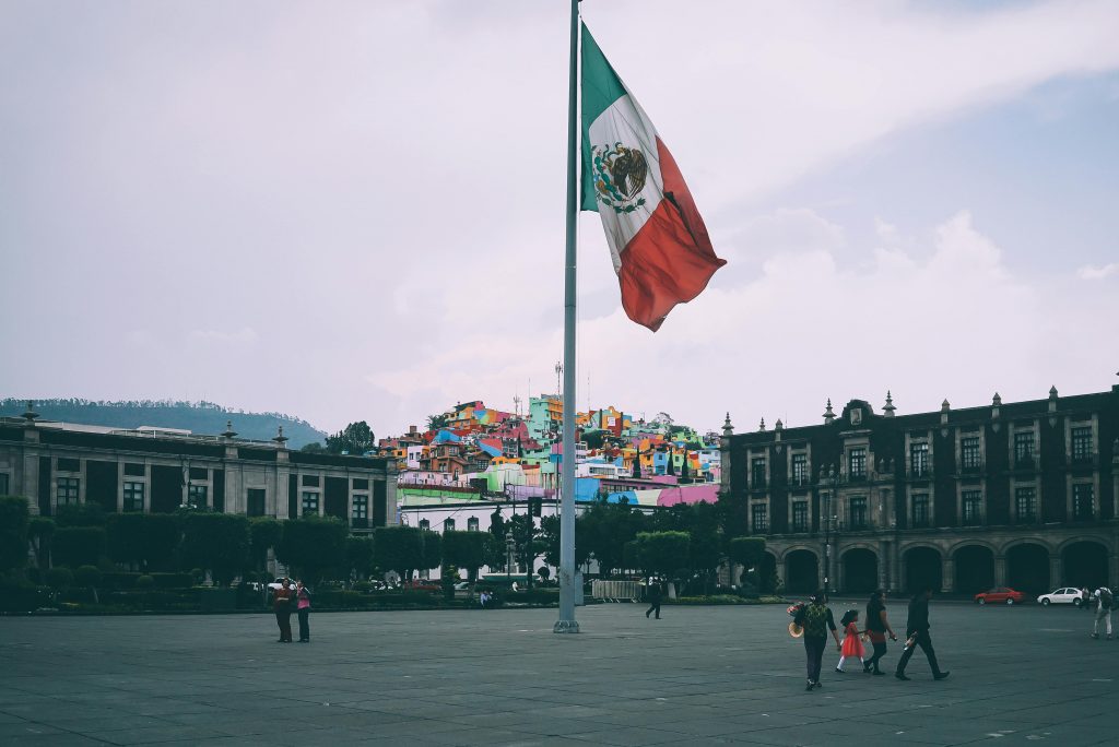 Cultura mexicana. Zócalo ciudad de Toluca bandera de México